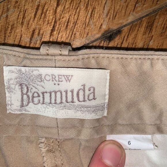 J Crew beige flat front business casual size 6 Bermuda shorts - Picture 2 of 3